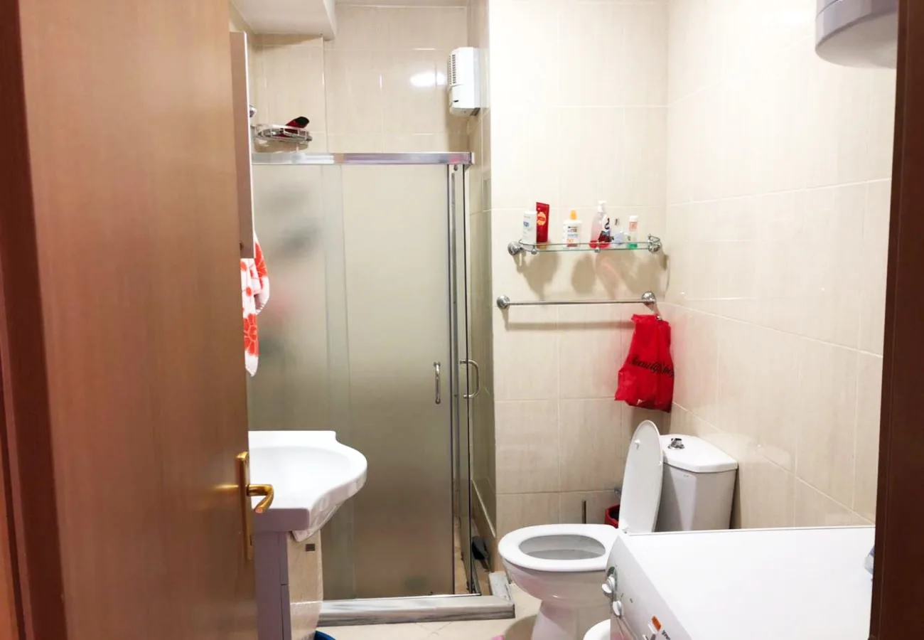 Shitet garsionere me pamje nga deti, shëngjin.