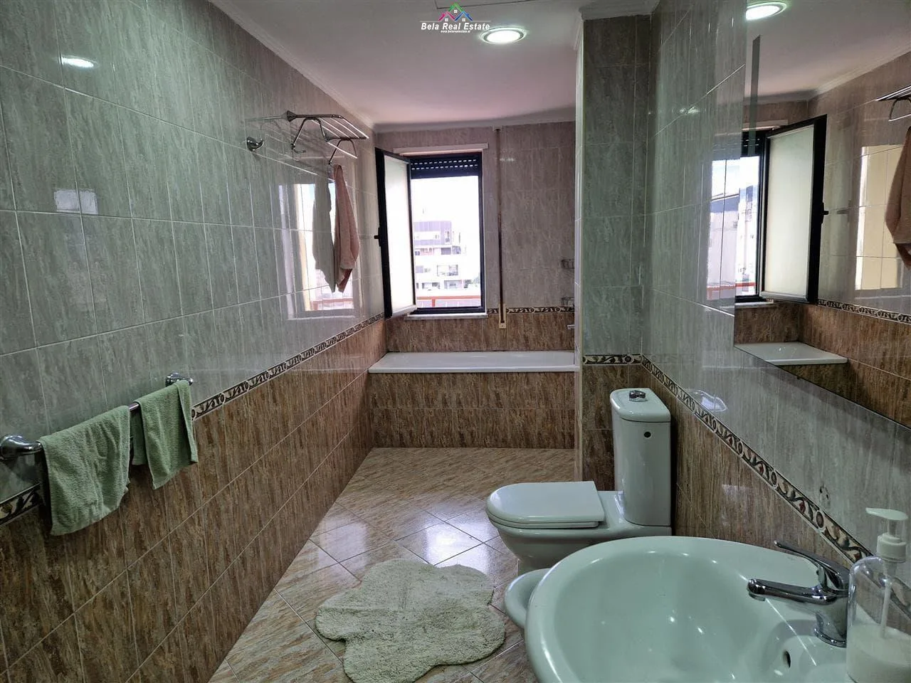 Zyre Me Qera 3+1 Ne Bllok (ID BZ2509) Tirane.
