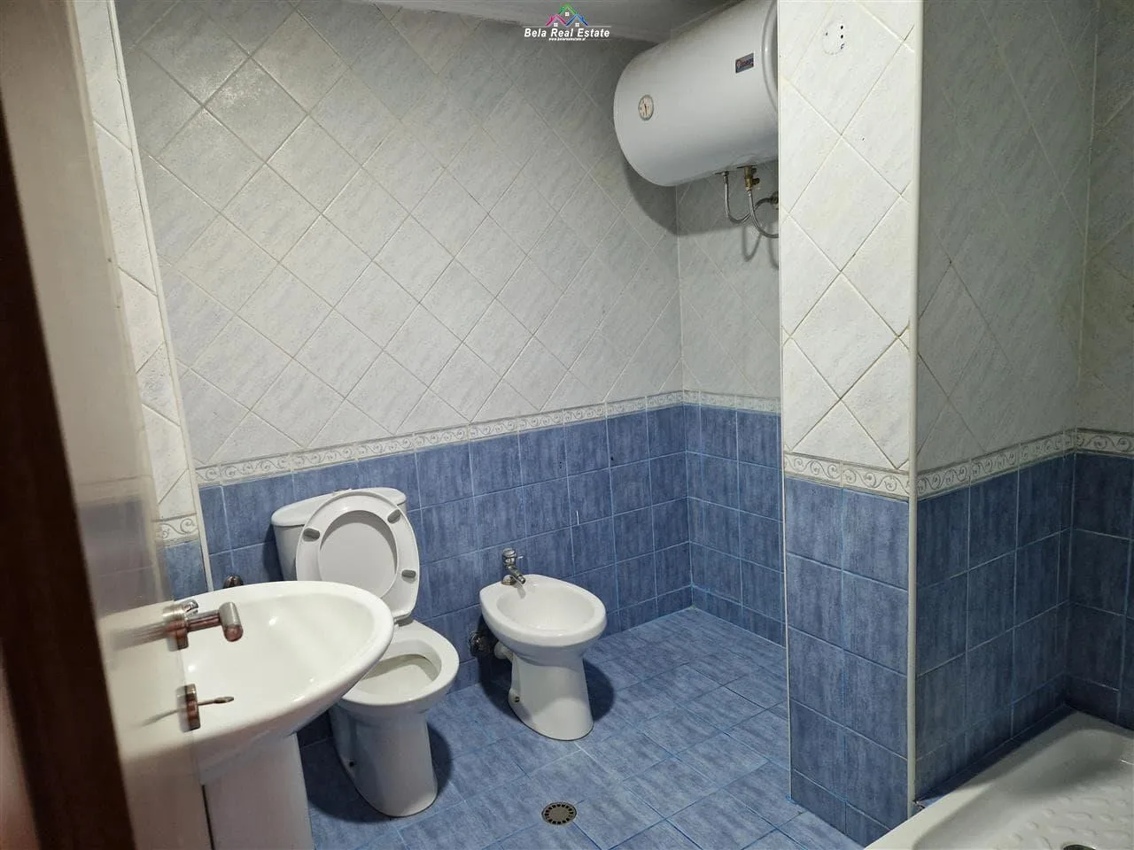 Zyre Me Qera 3+1 Ne Bllok (ID BZ2509) Tirane.