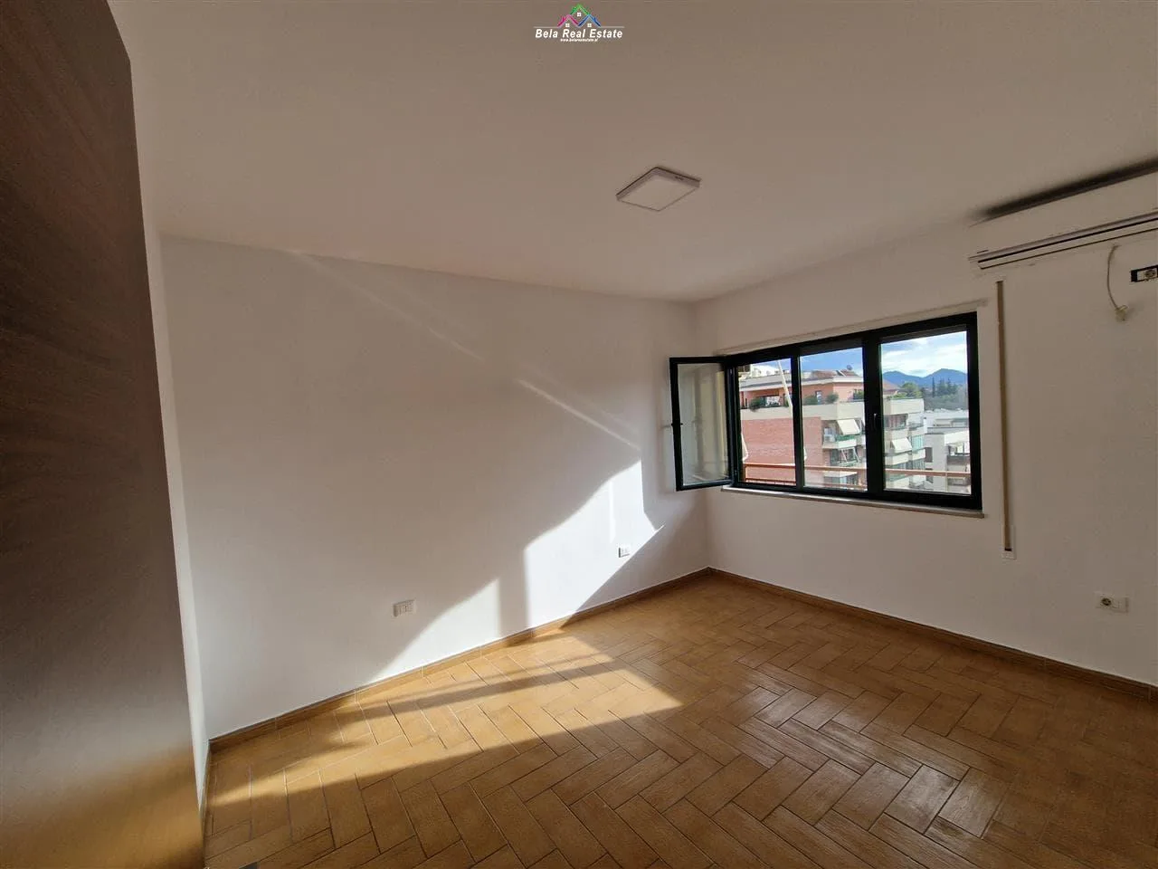 Zyre Me Qera 3+1 Ne Bllok (ID BZ2509) Tirane.