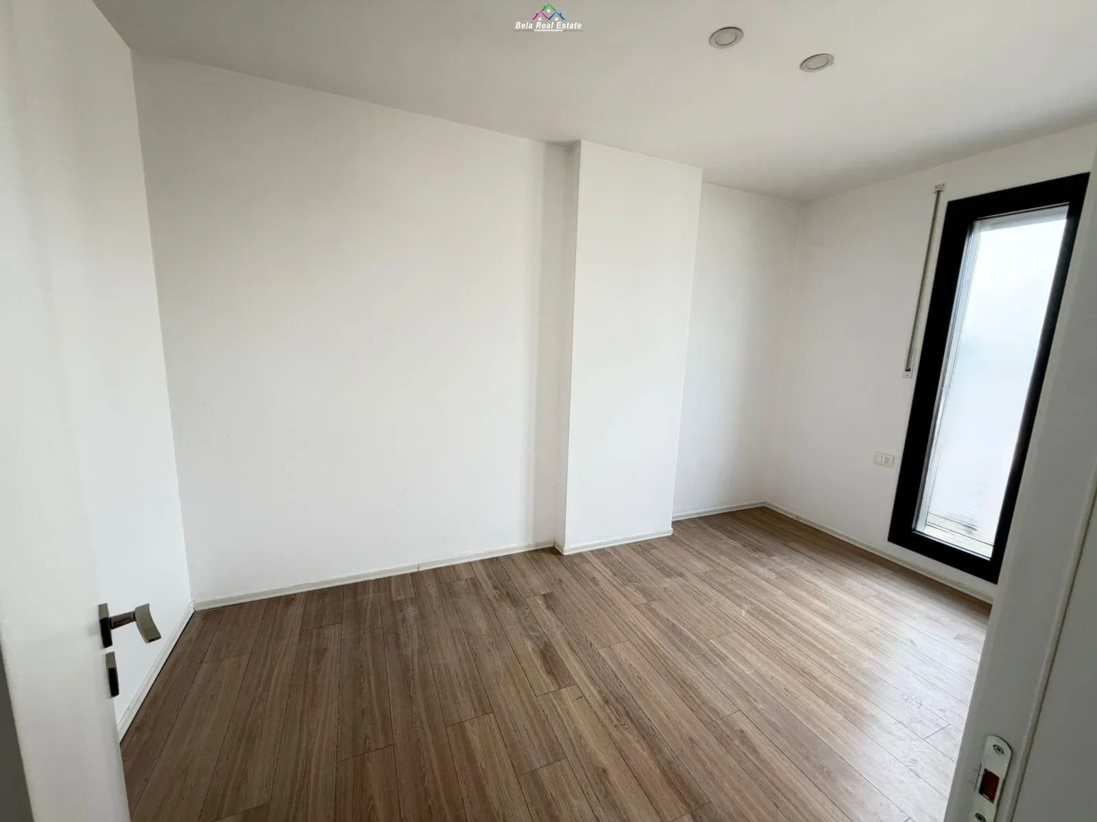 Zyre Me Qera 2+1 Tek Kompleksi Zirkon ( ID BZ2840 ) Tirane