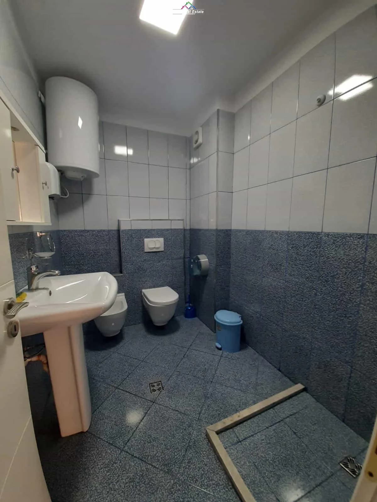 Zyre Me Qera 2+1 Ne Qender (ID BZ2732) Tirane