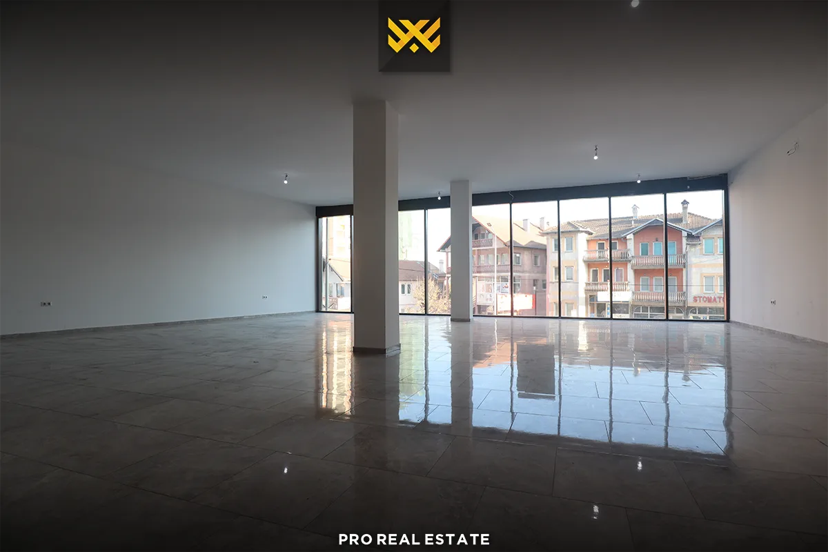 Lokal 375m² me #QIRA në Fushë Kosovë.