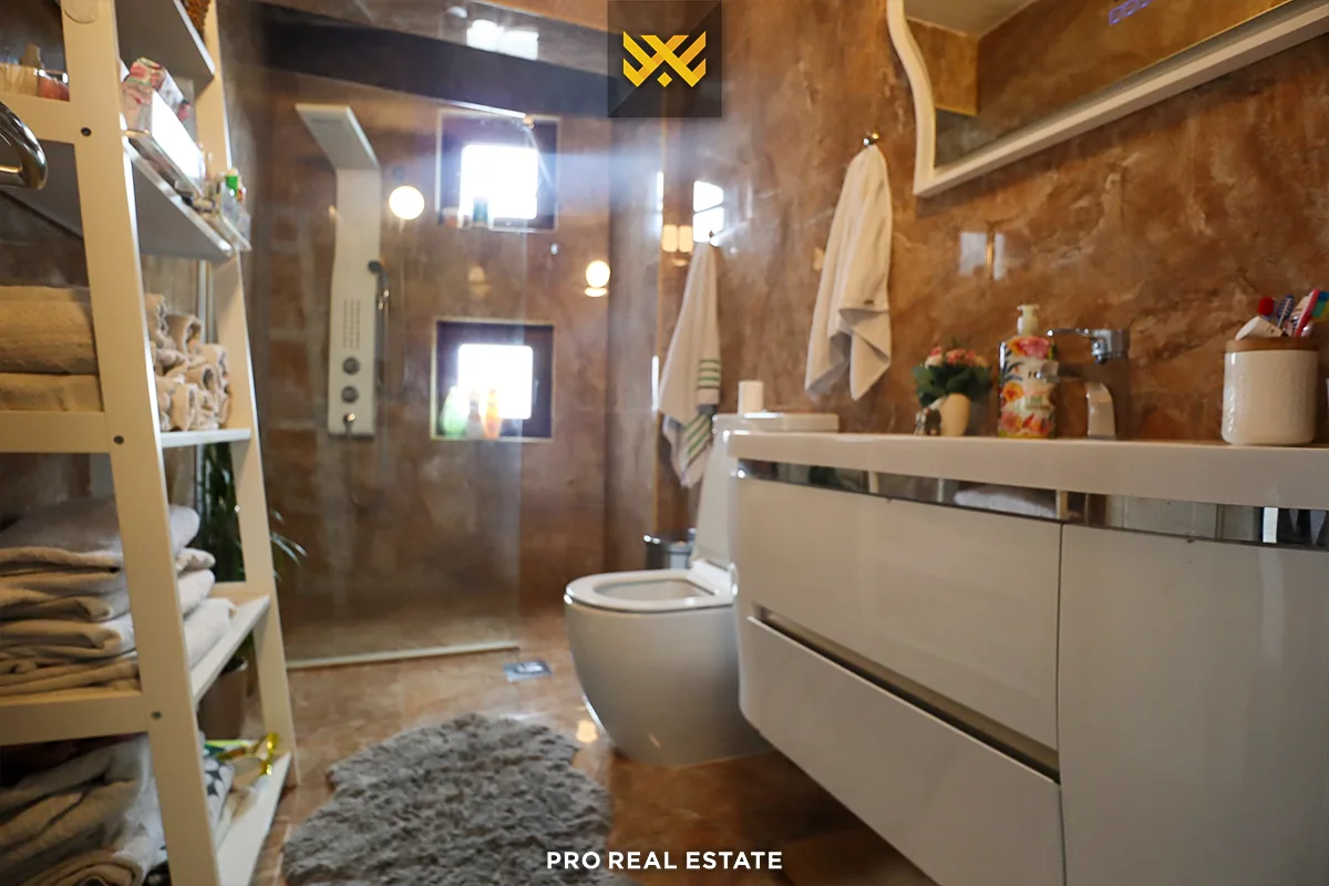 Shtëpi 275m² për #SHITJE në Bërnicë e Poshtme