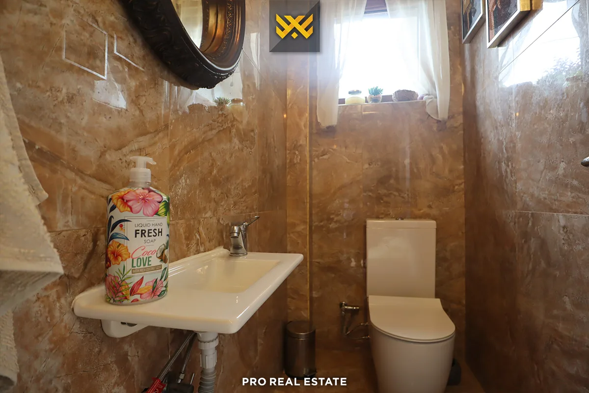 Shtëpi 275m² për #SHITJE në Bërnicë e Poshtme