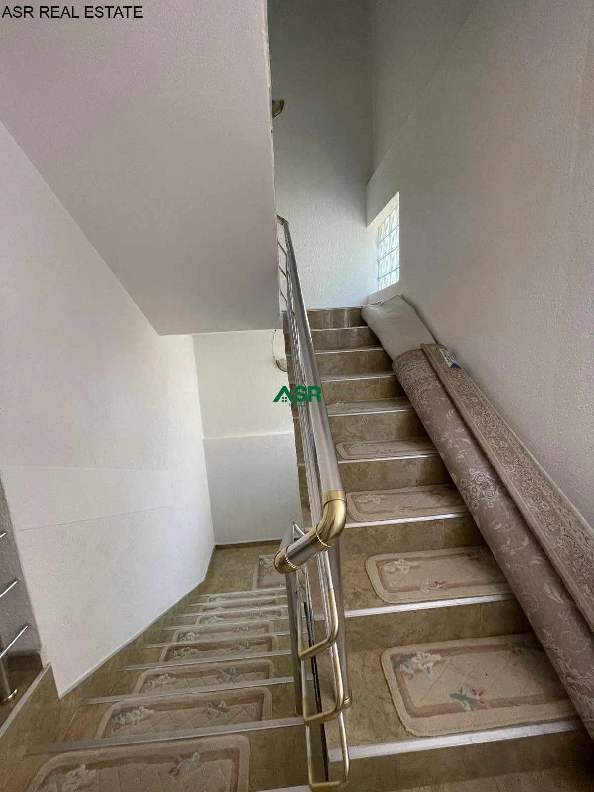 Ofrohet shtepia me siperfaqe 220 m² per #SHITJE në lagjen Hani i Dilit