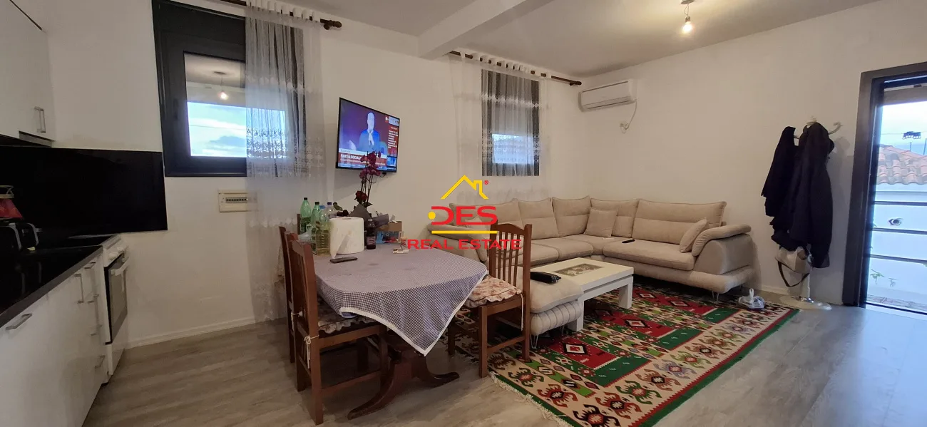 JEPET ME QIRA KATI I DYTË I NJË SHTËPIE PRIVATE NË ÇOLE (Kume), VLORË