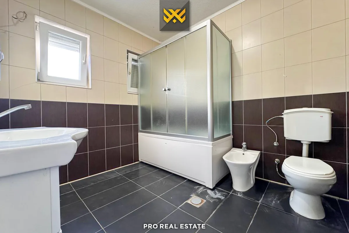 Shtëpi 220m² për #SHITJE në Lagjen Qëndresa
