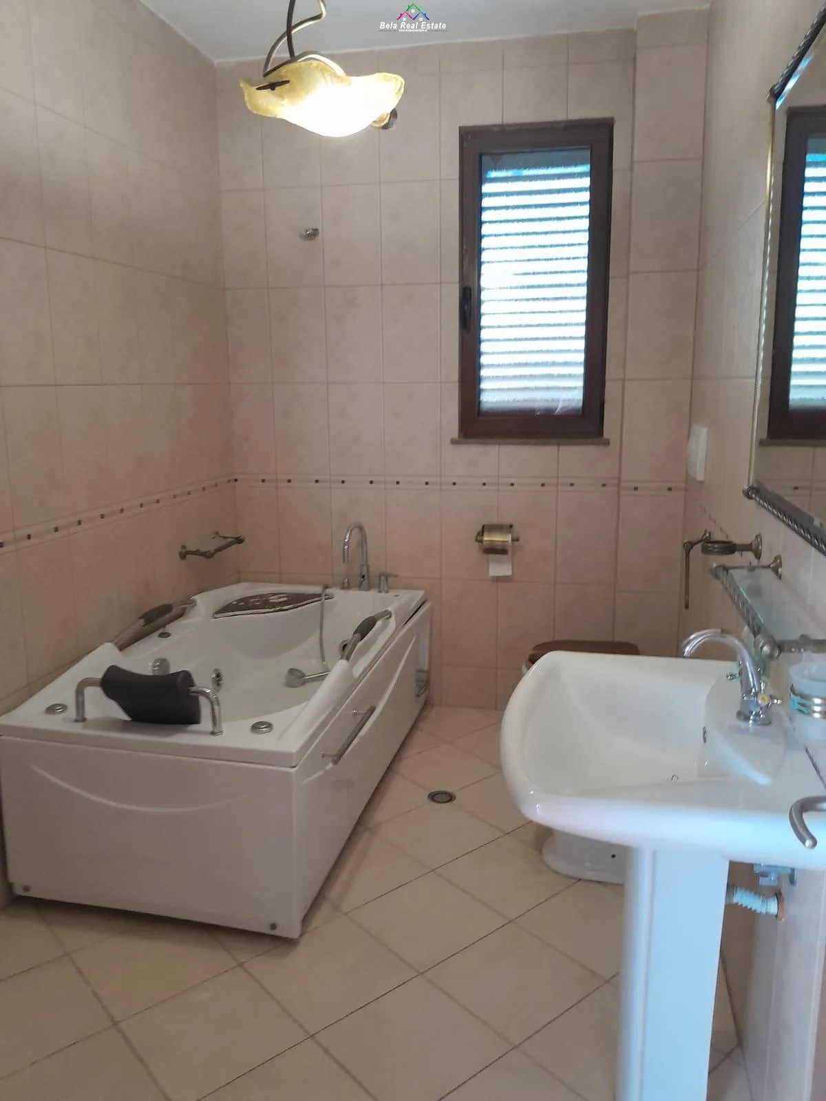 Kat Vile Me Qera 3+1+2+ Post Parkimi tek Liqeni i Thate (ID BV22240) Tirane.