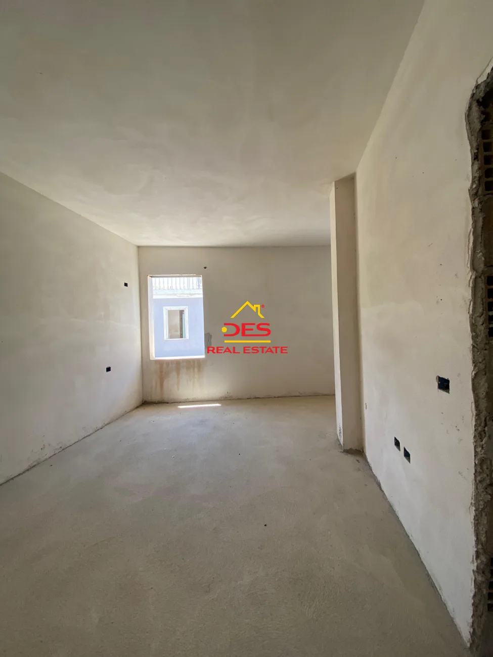 Shitet apartament 2+1 pranë sheshit te flamurit, vlorë