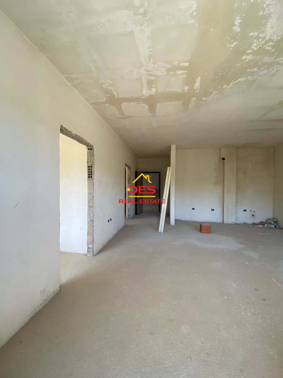 Shitet apartament 2+1 pranë sheshit te flamurit, vlorë