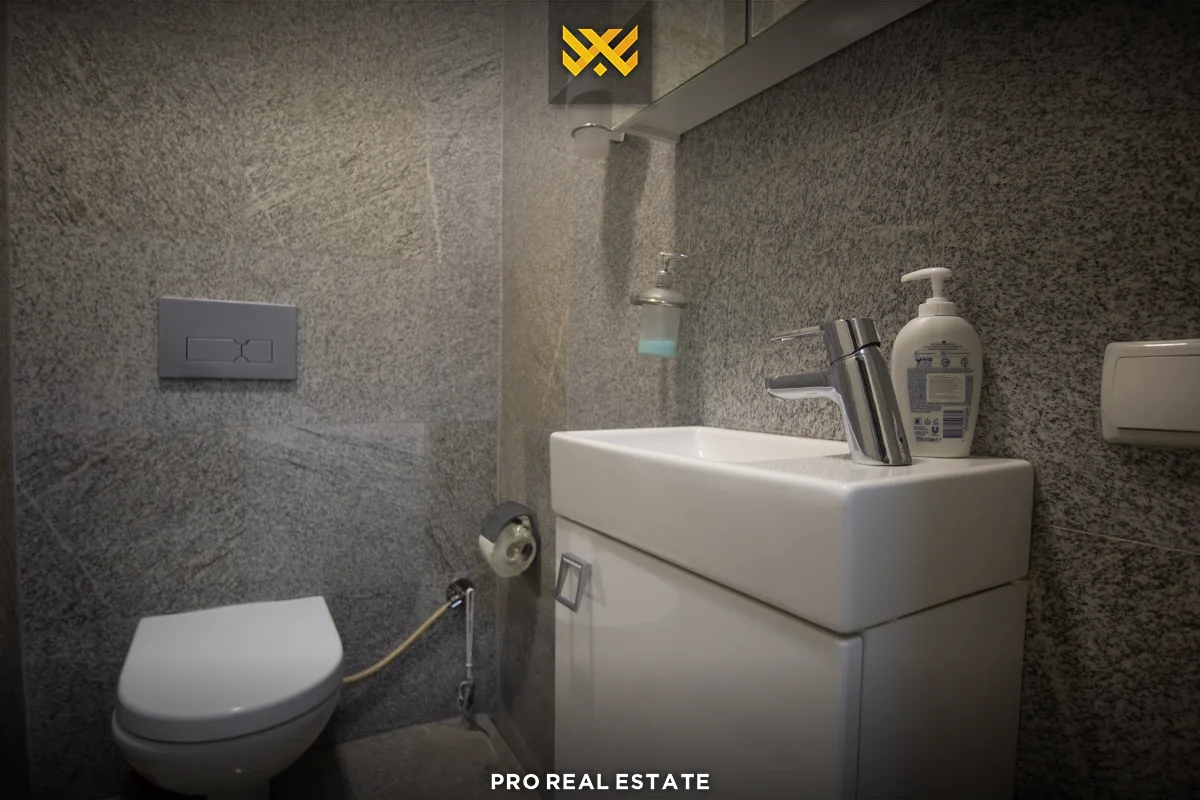 Banesë / Zyrë 96m² me #QIRA në Pejton