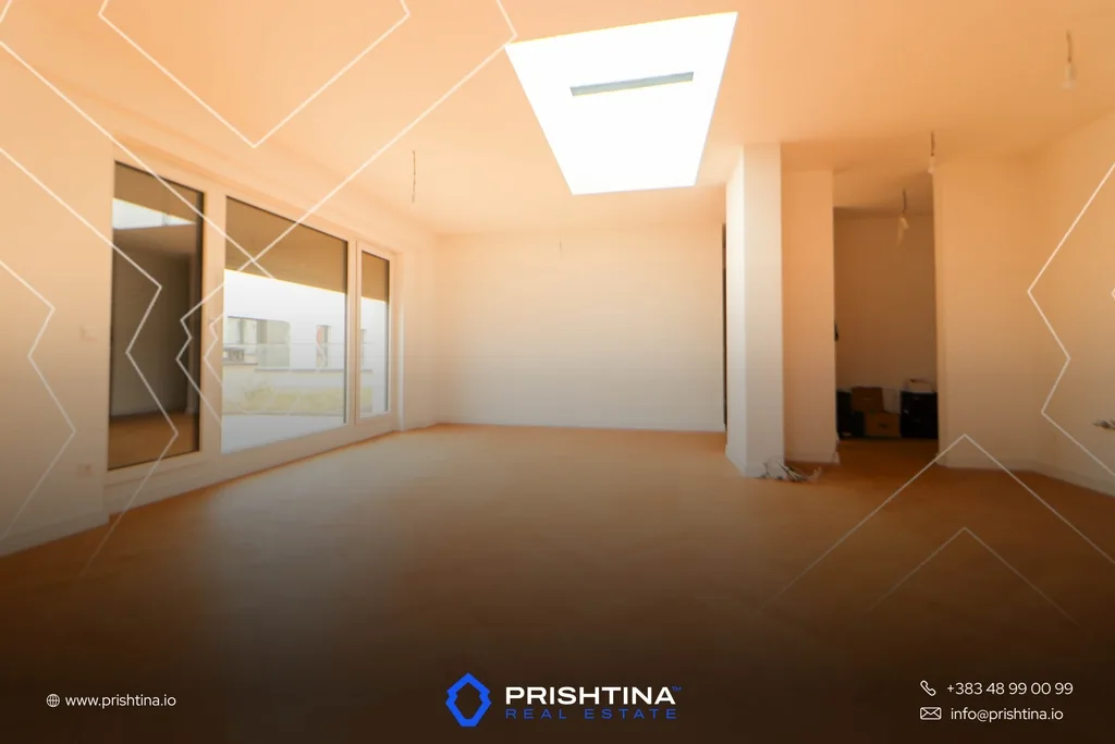 Penthouse me qira 180m² + 150m² terasë në Rruga B