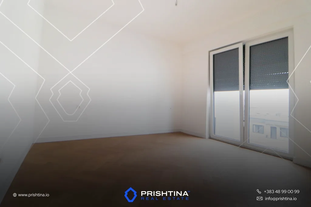 Penthouse me qira 180m² + 150m² terasë në Rruga B