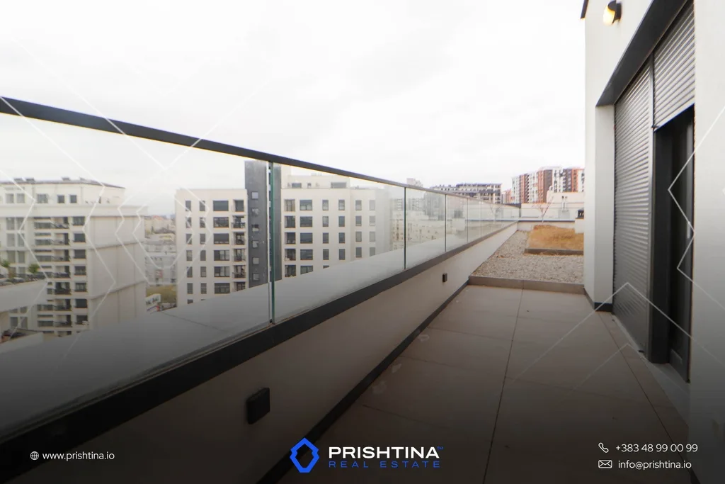 Penthouse me qira 180m² + 150m² terasë në Rruga B