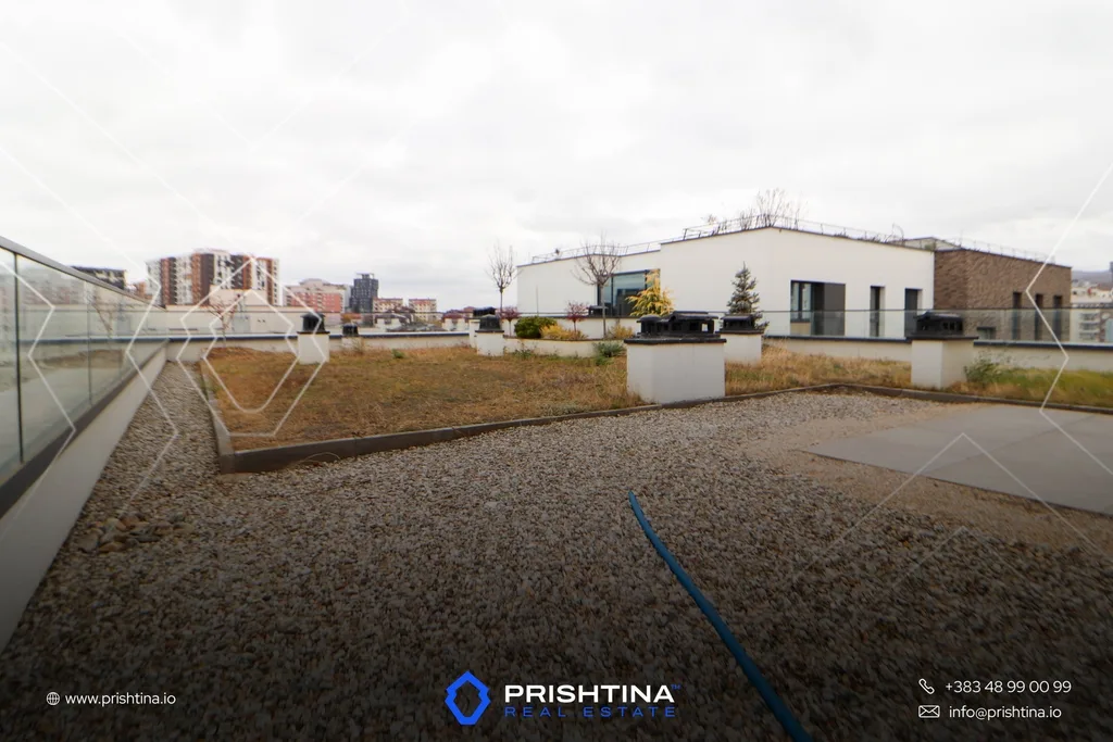 Penthouse me qira 180m² + 150m² terasë në Rruga B