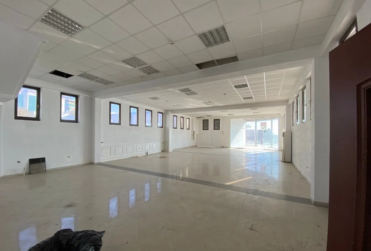 Lokal 200m² me #QIRA në Veternik.