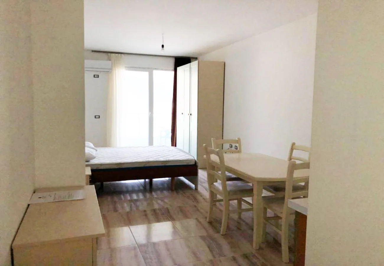 Shitet garsionere në qendër, shëngjin.