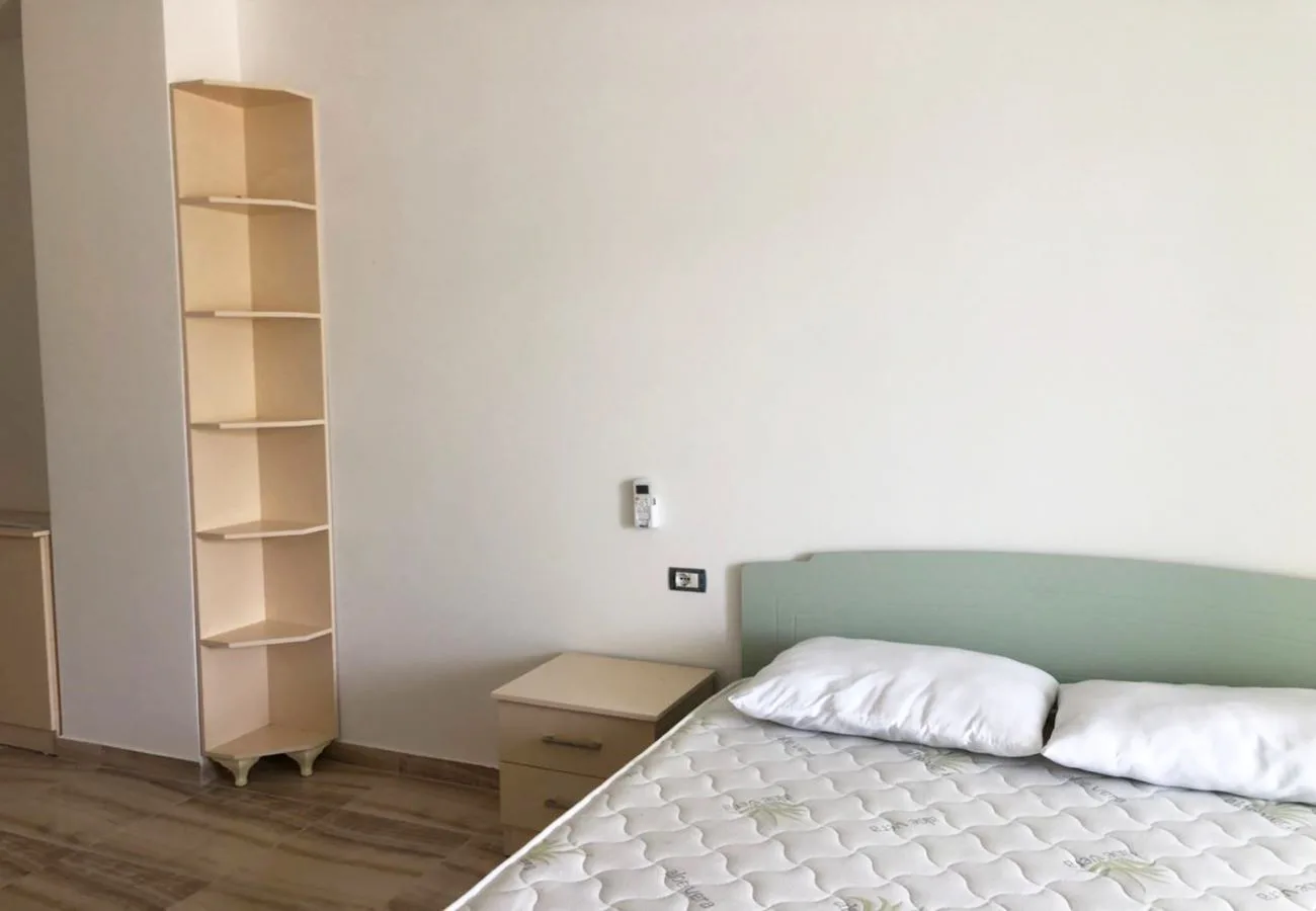 Shitet garsionere në qendër, shëngjin.