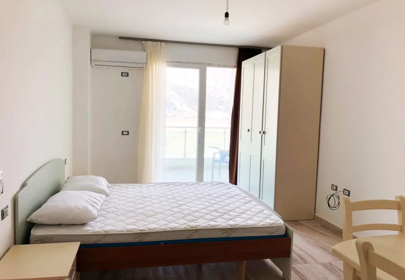 Shitet garsionere në qendër, shëngjin.