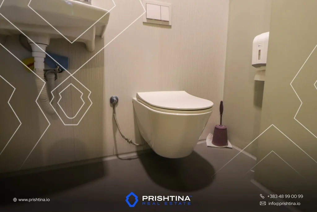 Zyrë me qira 411m² në Lakrishtë