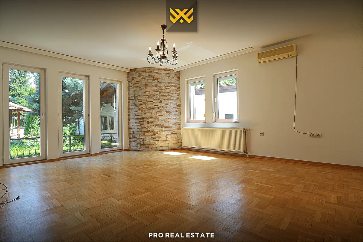 Shtëpi 350m² me #QIRA në Qendër.
