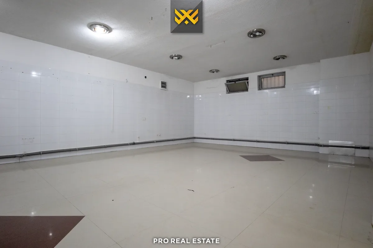 Lokal 349.4m² për #SHITJE te Qendra e Vjetër