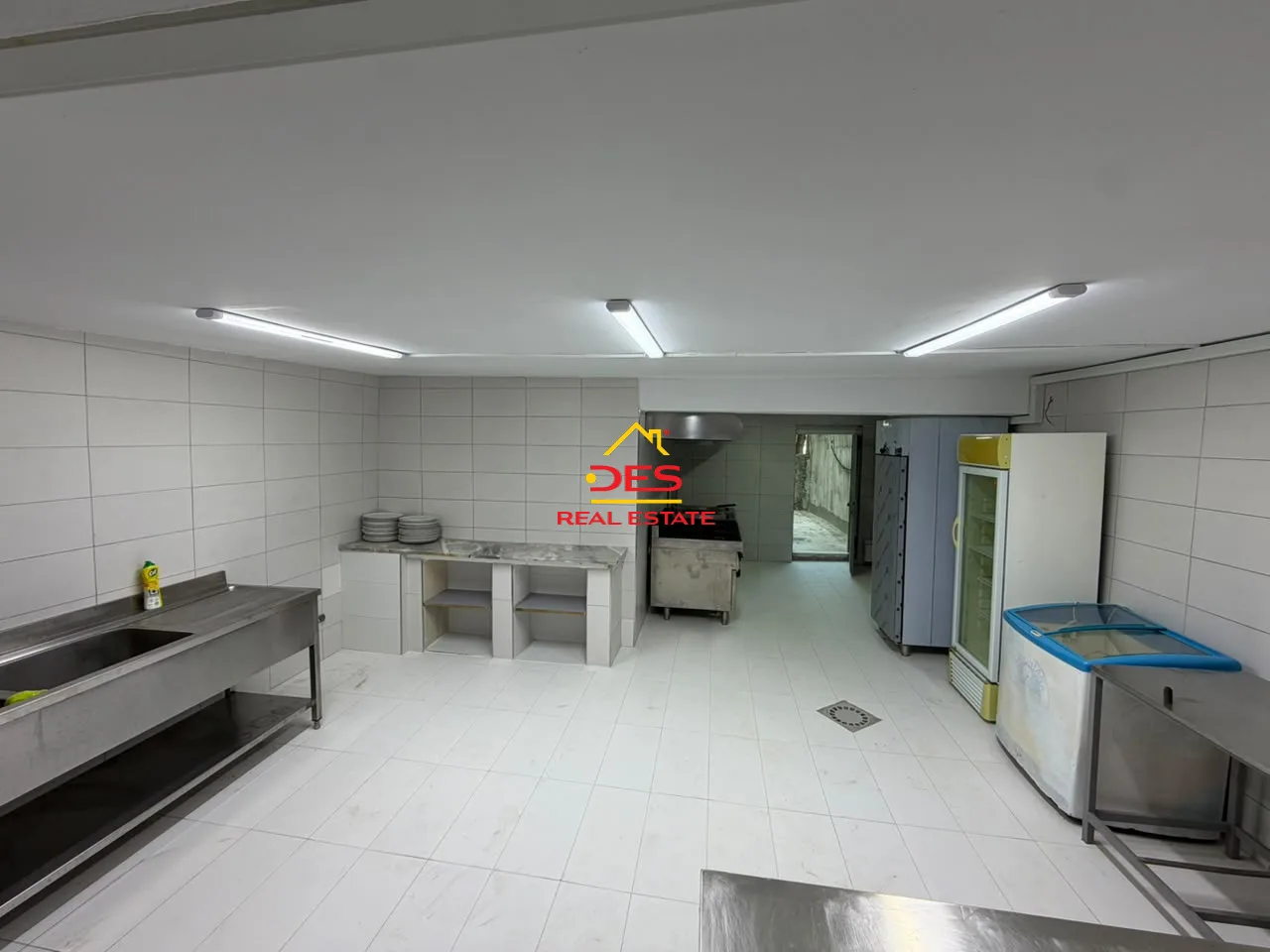 Jepet me qira bar-restorant-piceri në uji të ftohtë, vlorë