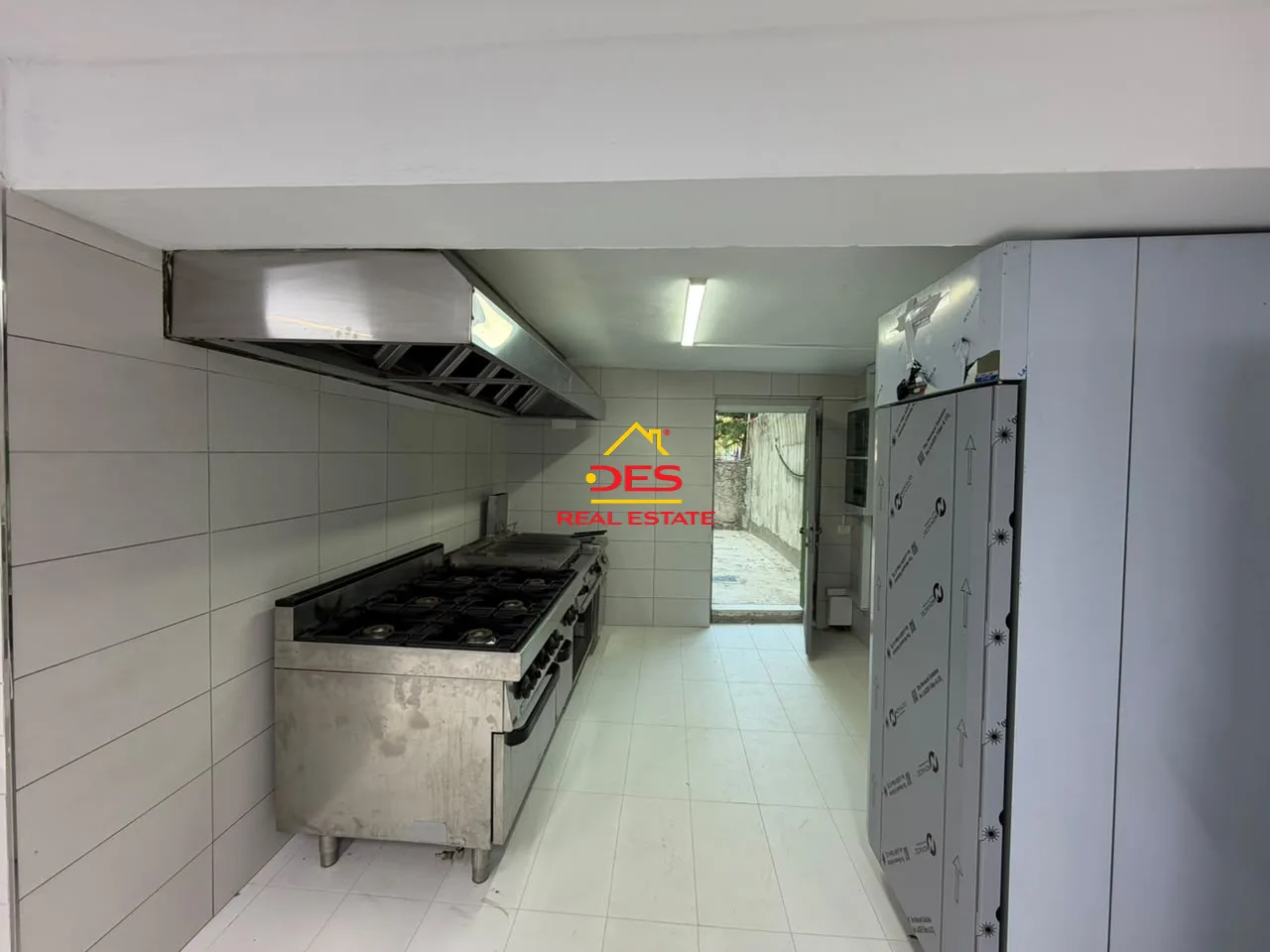 Jepet me qira bar-restorant-piceri në uji të ftohtë, vlorë