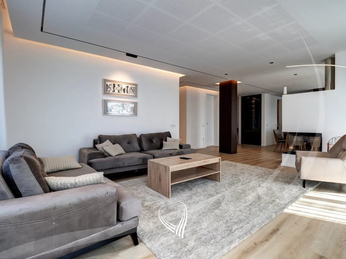 Penthouse 226m2 me qira në lagjen e Muhaxherëve