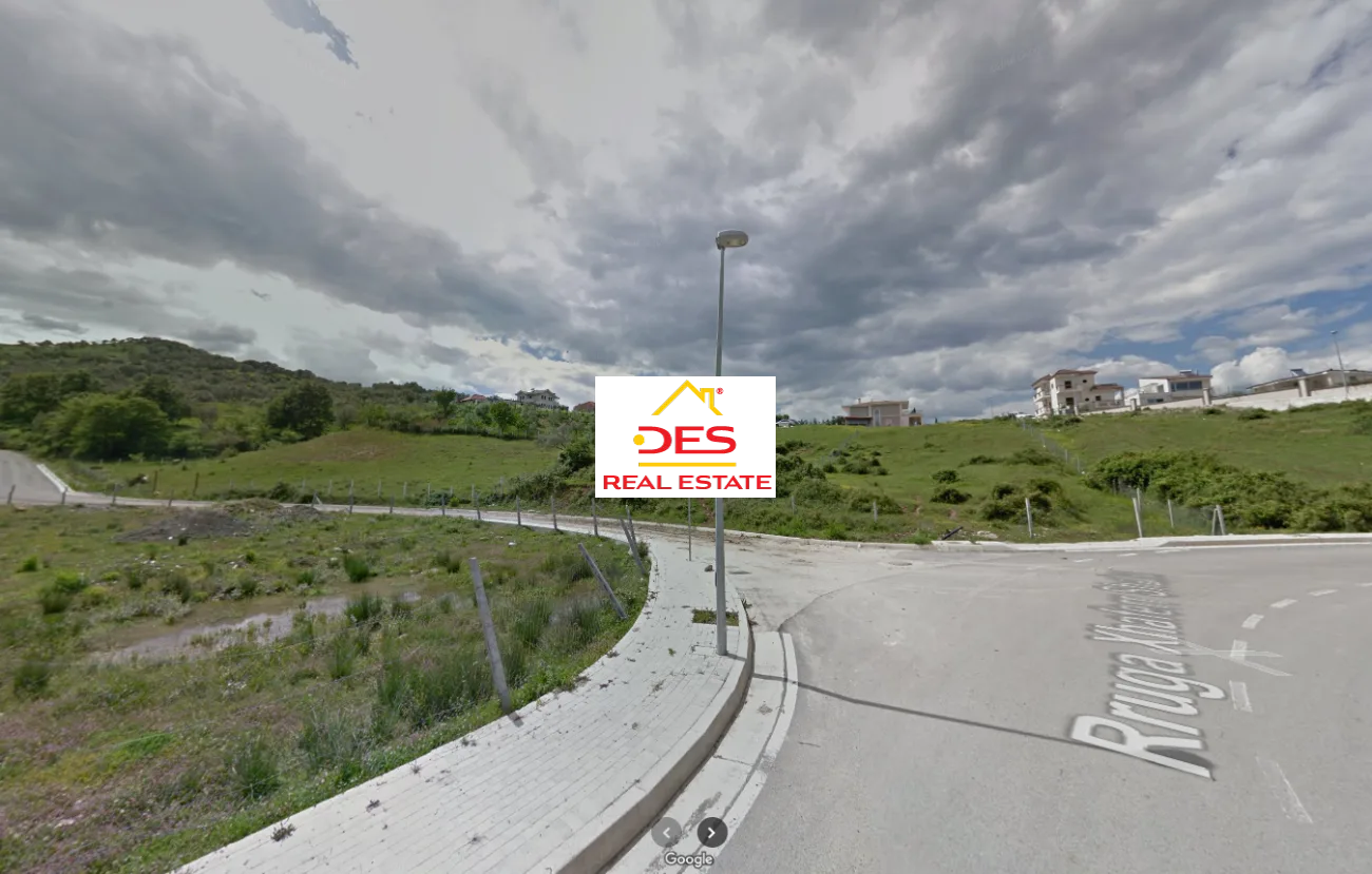Shitet tokë – pemëtore pranë tegut, tiranë.
