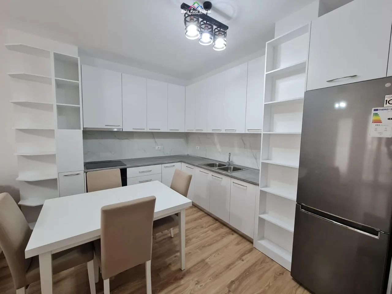 Apartament Luksi 2+1+2 Me Qera prane Martenitetit te Ri (ID B220114) Tirane
