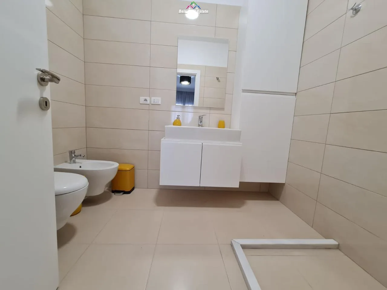 Apartament Luksi 2+1+2 Me Qera prane Martenitetit te Ri (ID B220114) Tirane