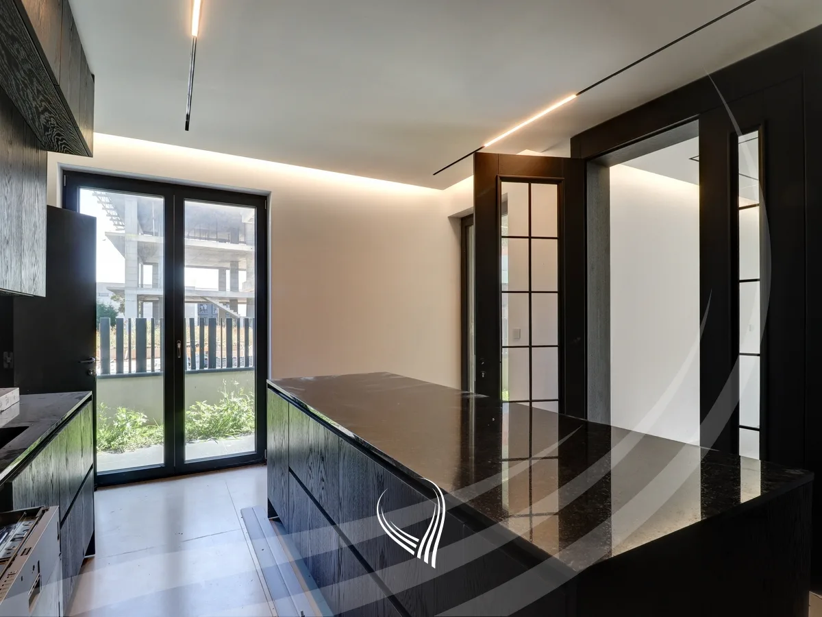 Shtëpi me 4 dhoma gjumi në shitje në Preoc – afër lagjes Marigona Residence