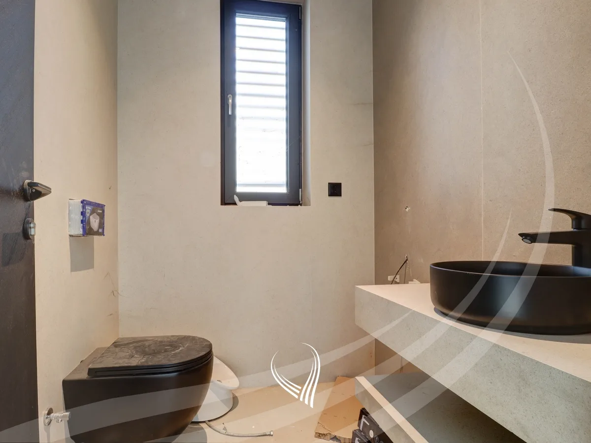 Shtëpi me 4 dhoma gjumi në shitje në Preoc – afër lagjes Marigona Residence