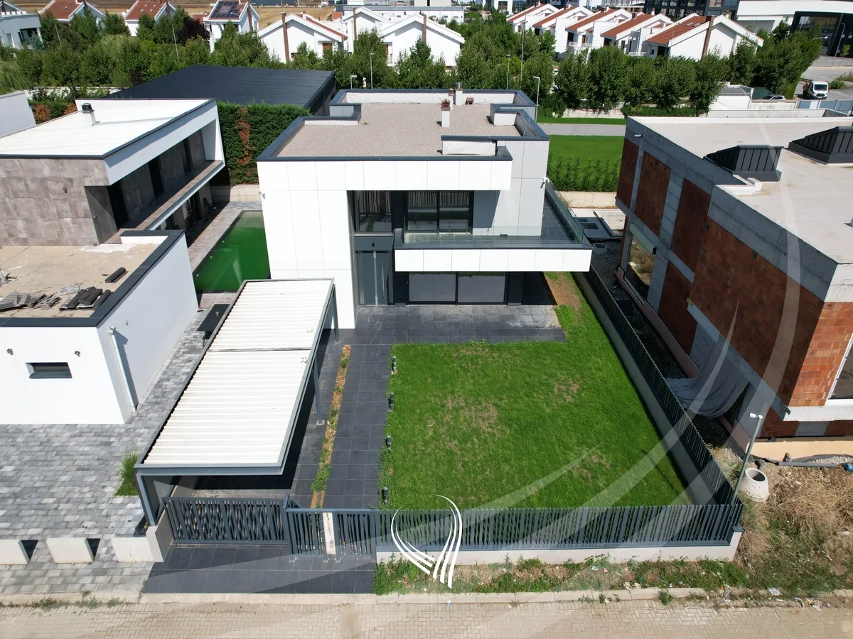 Shtëpi me 4 dhoma gjumi në shitje në Preoc – afër lagjes Marigona Residence