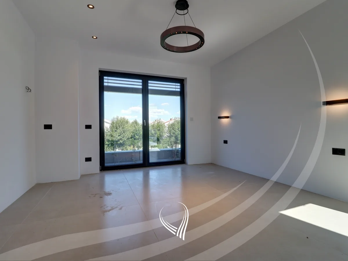 Shtëpi me 4 dhoma gjumi në shitje në Preoc – afër lagjes Marigona Residence