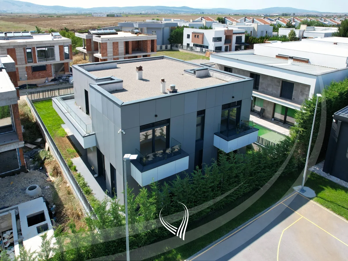 Shtëpi me 4 dhoma gjumi në shitje në Preoc – afër lagjes Marigona Residence