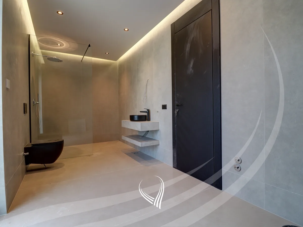 Shtëpi me 4 dhoma gjumi në shitje në Preoc – afër lagjes Marigona Residence