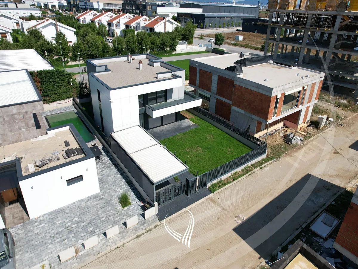 Shtëpi me 4 dhoma gjumi në shitje në Preoc – afër lagjes Marigona Residence