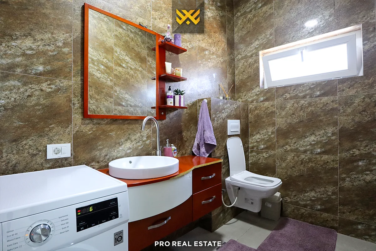 Shtëpi 240m² për #SHITJE në Veternik