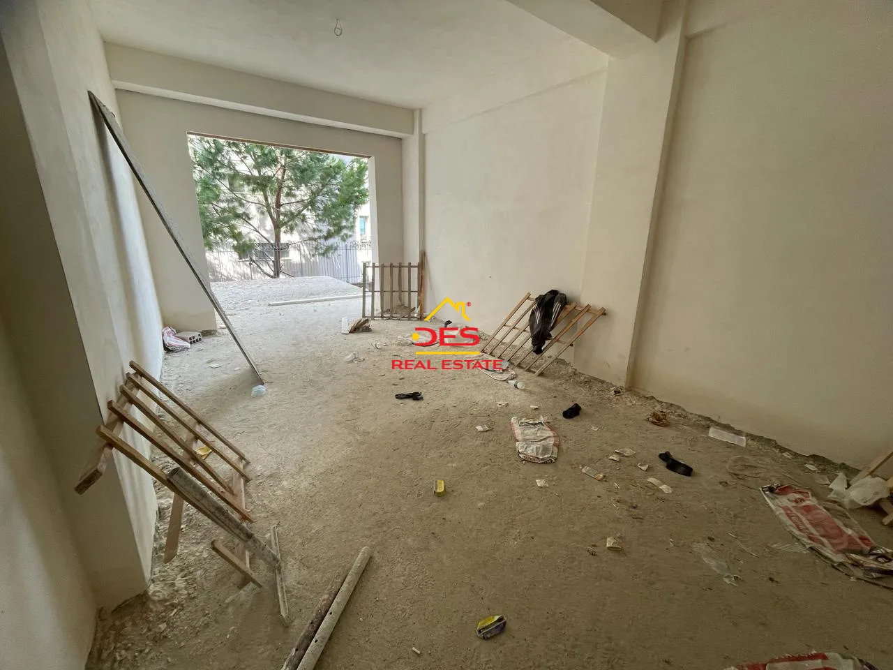 Shitet apartament 1+1 me këste në kodër lungomare.