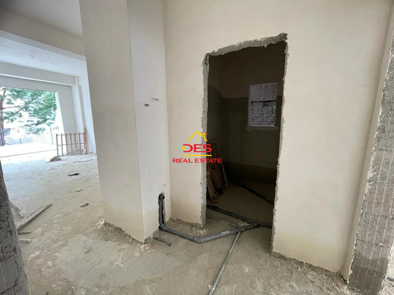 Shitet apartament 1+1 me këste në kodër lungomare.