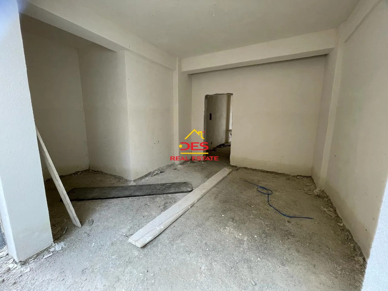 Shitet apartament 1+1 me këste në kodër lungomare.