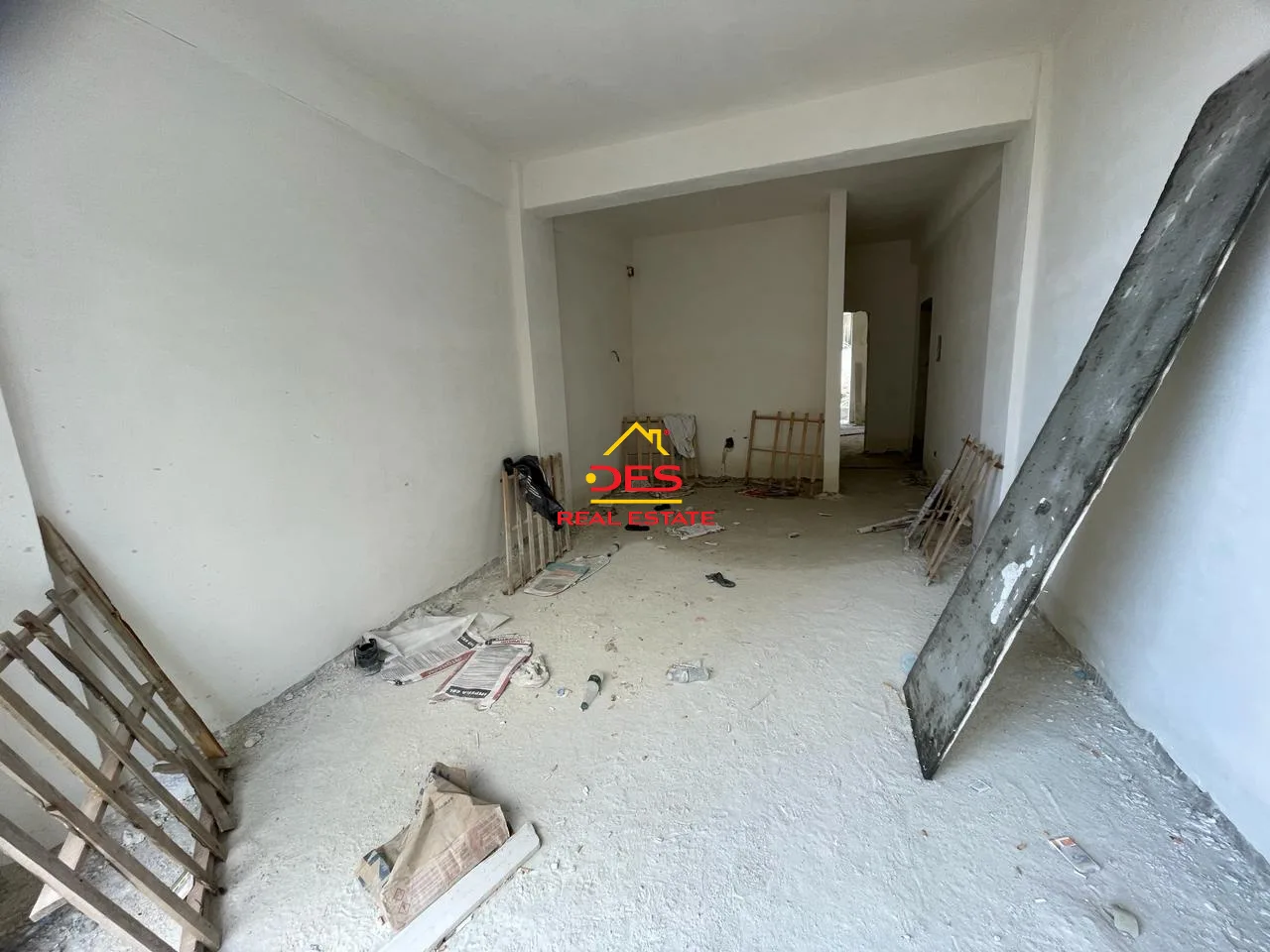 Shitet apartament 1+1 me këste në kodër lungomare.