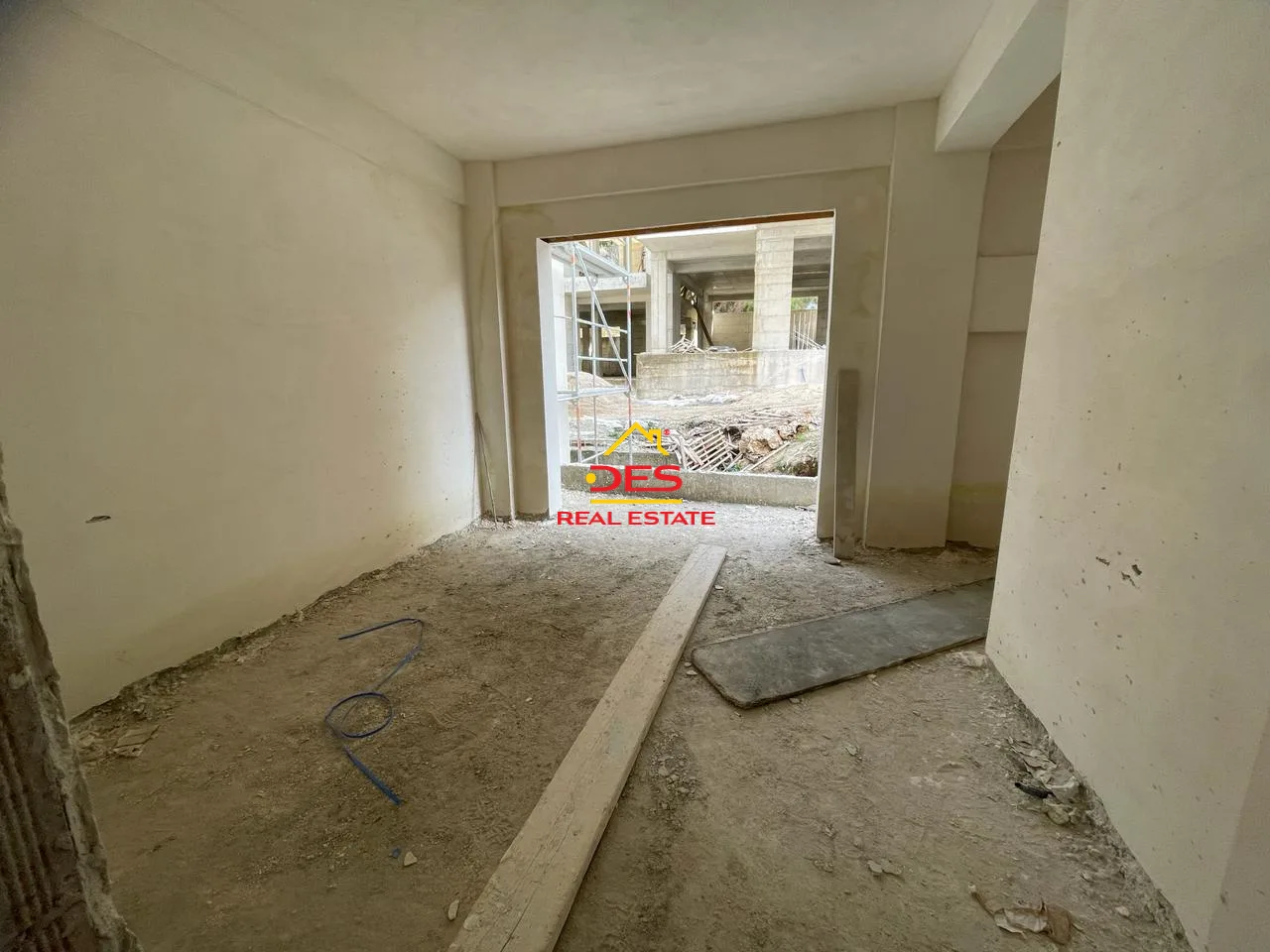 Shitet apartament 1+1 me këste në kodër lungomare.