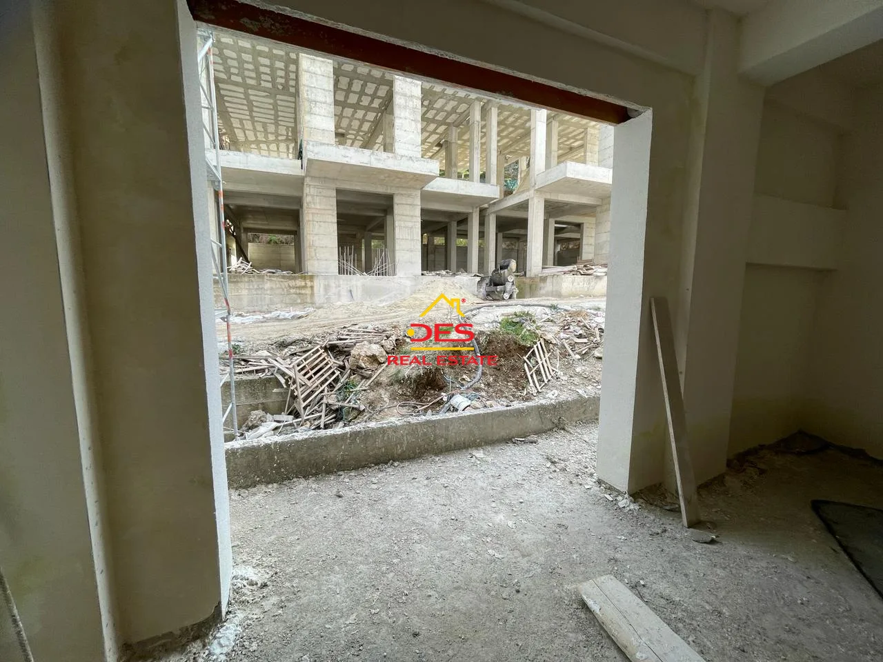 Shitet apartament 1+1 me këste në kodër lungomare.