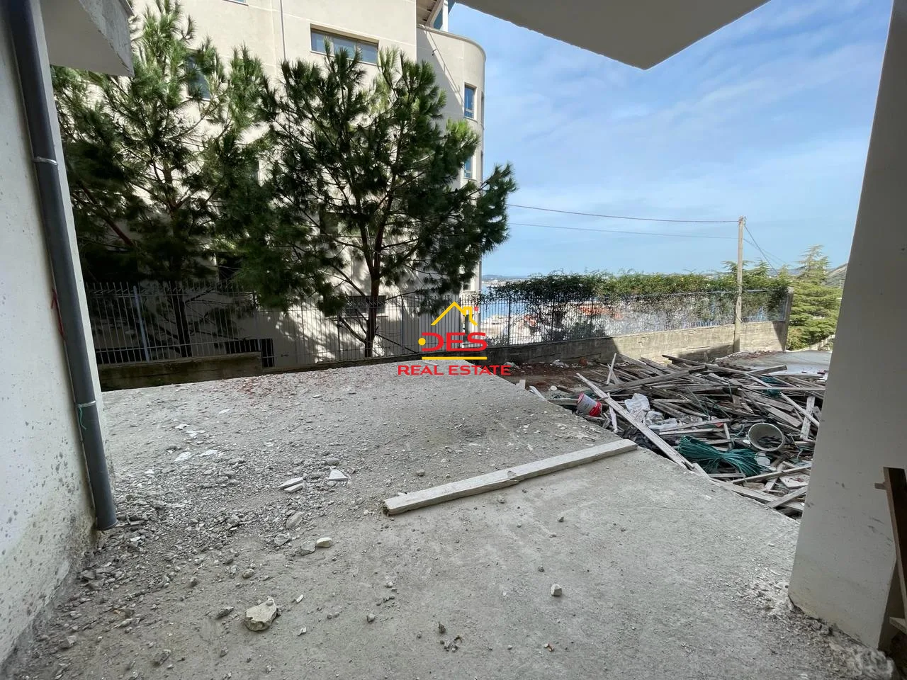 Shitet apartament 1+1 me këste në kodër lungomare.