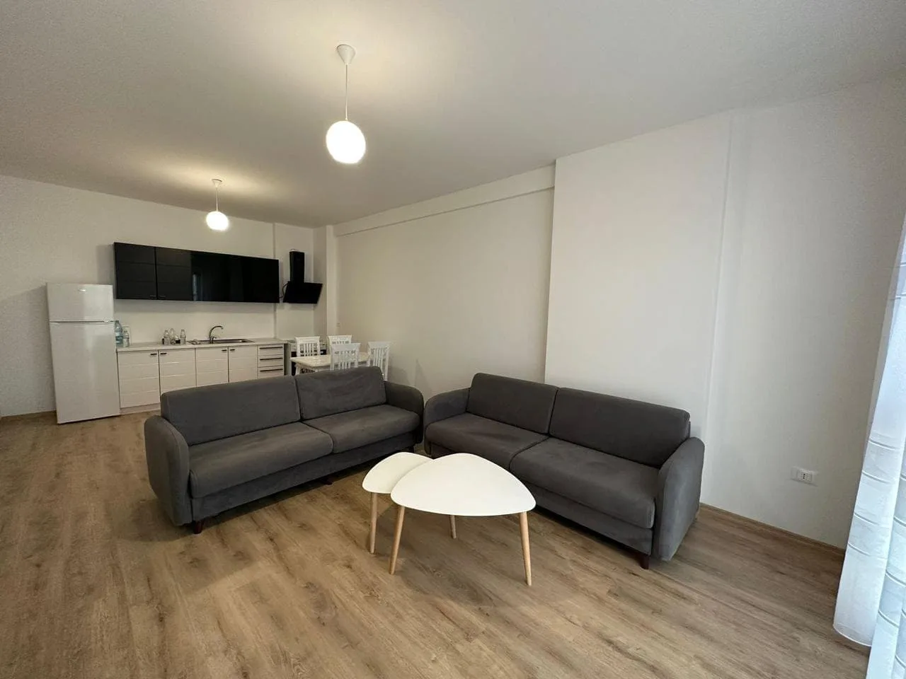 Apartament Me Qera 1+1 Tek Farmacia 10 (ID B2101199) Tirane.