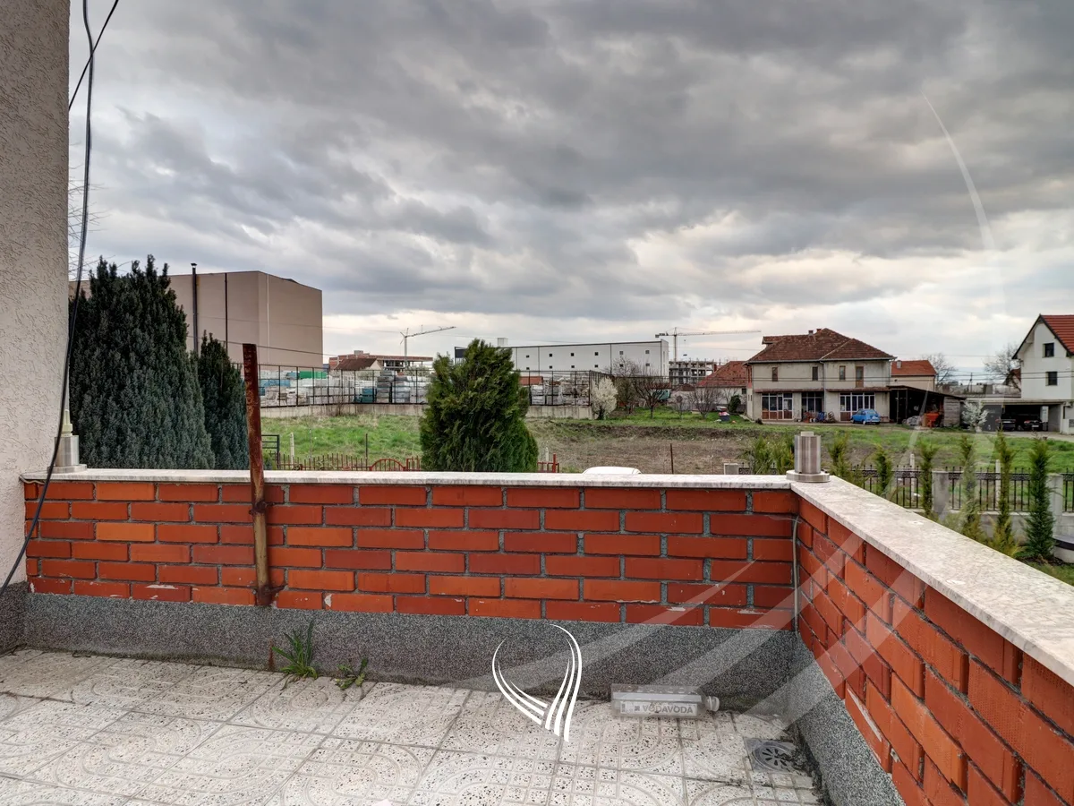 Shtëpi me 5 dhoma gjumi me qira në Çagllavicë